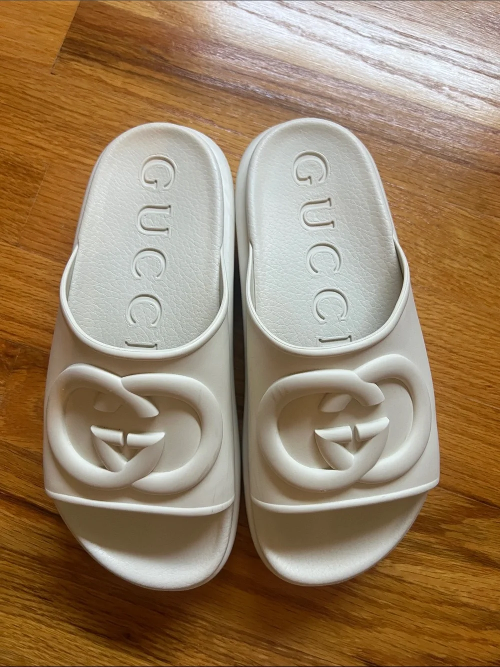 Gucci Cream Interlocking G Rubber Slide Miami size 36 comes with box